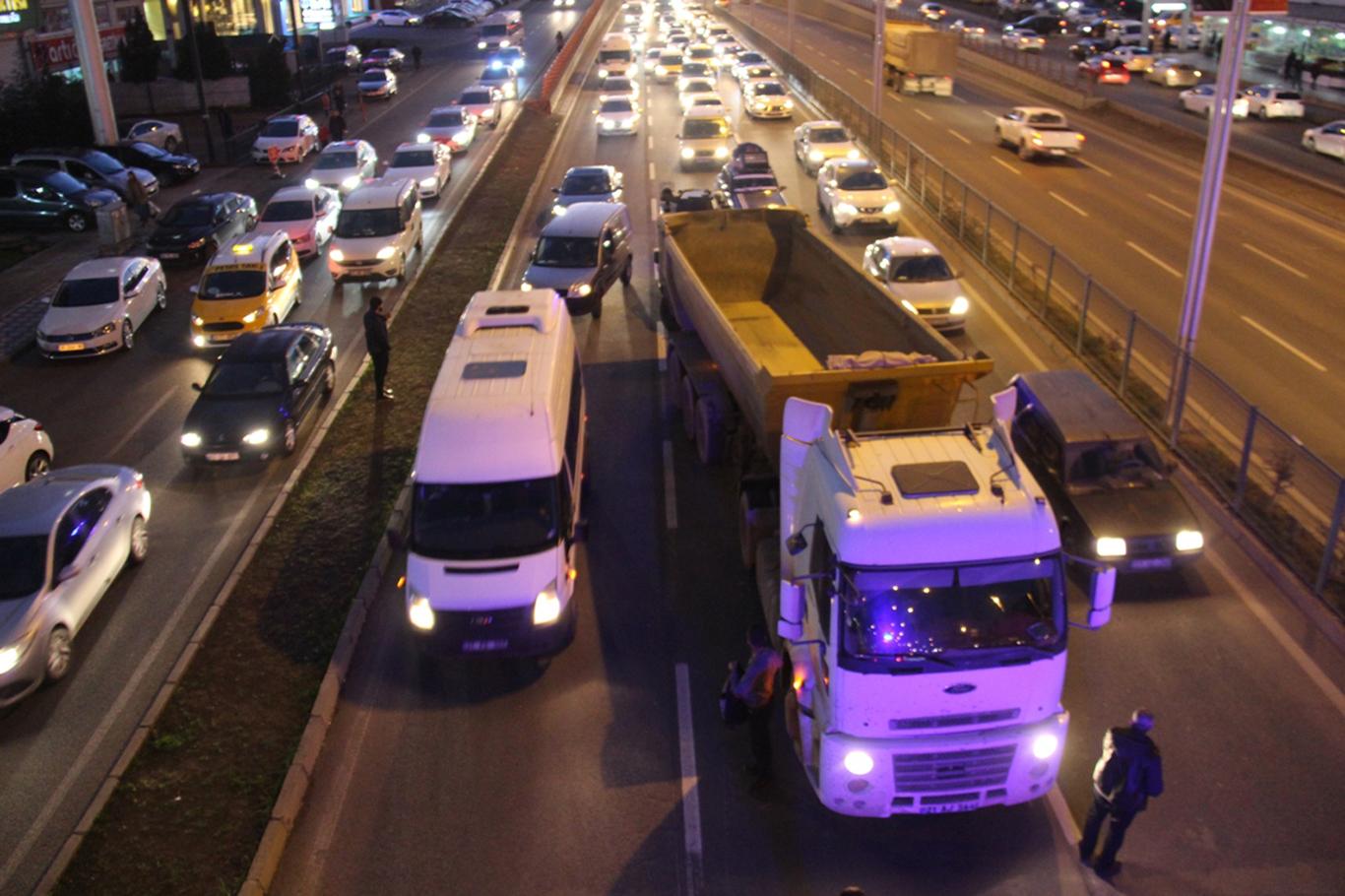 Kamyonun önüne atlayan kadın ağır yaralandı Kamyonun önüne atlayan kadın ağır yaralandı